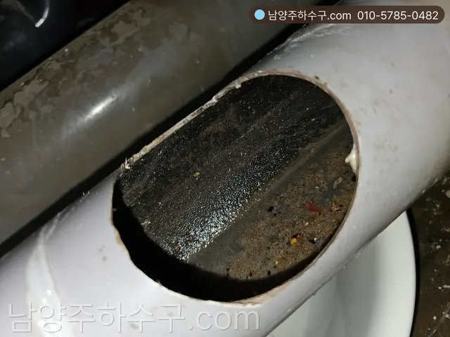 잘라낸 배관 단면에 두껍게 앉은 스케일 층