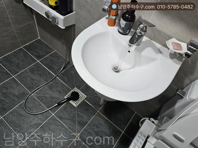 세면대에 물을 틀어 팝업 아래로 물이 내려가는지 확인하는 장면
