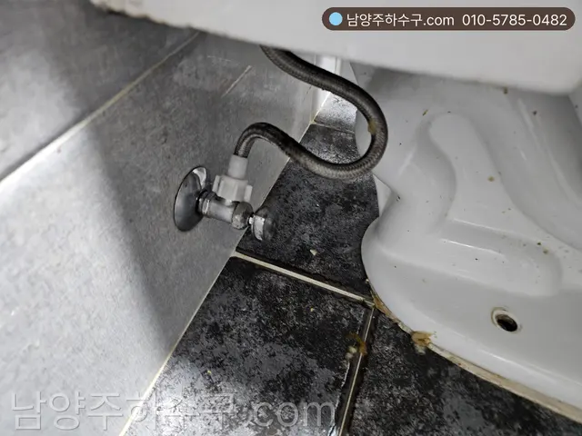 세면대 아래 앵글밸브와 급수 배관 — 급할 때 세대 안에서 먼저 잠그는 자리