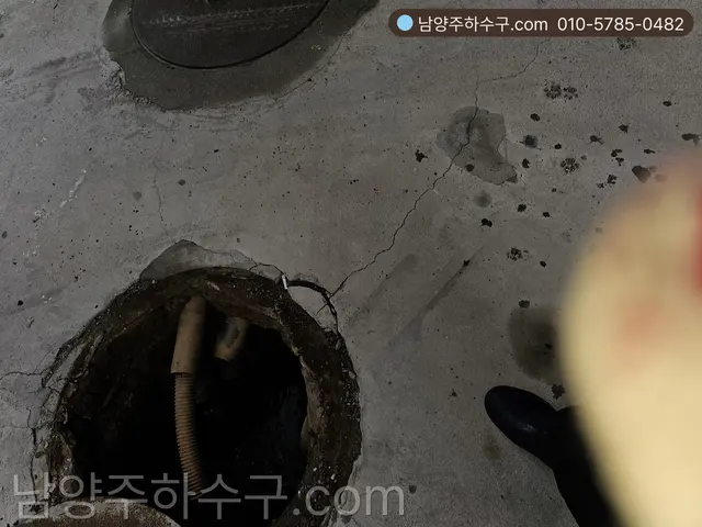 바닥 배관 개구부를 열고 세척 호스를 넣은 모습 — 굴착이 어려운 집은 이 자리에서 주기 세척으로 버팁니다